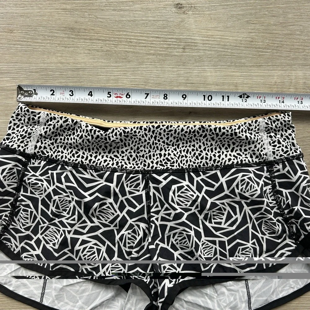 Lululemon Size 6 Run Speed‎ Up Short Black White Posey Miss Mosaic Floral Print